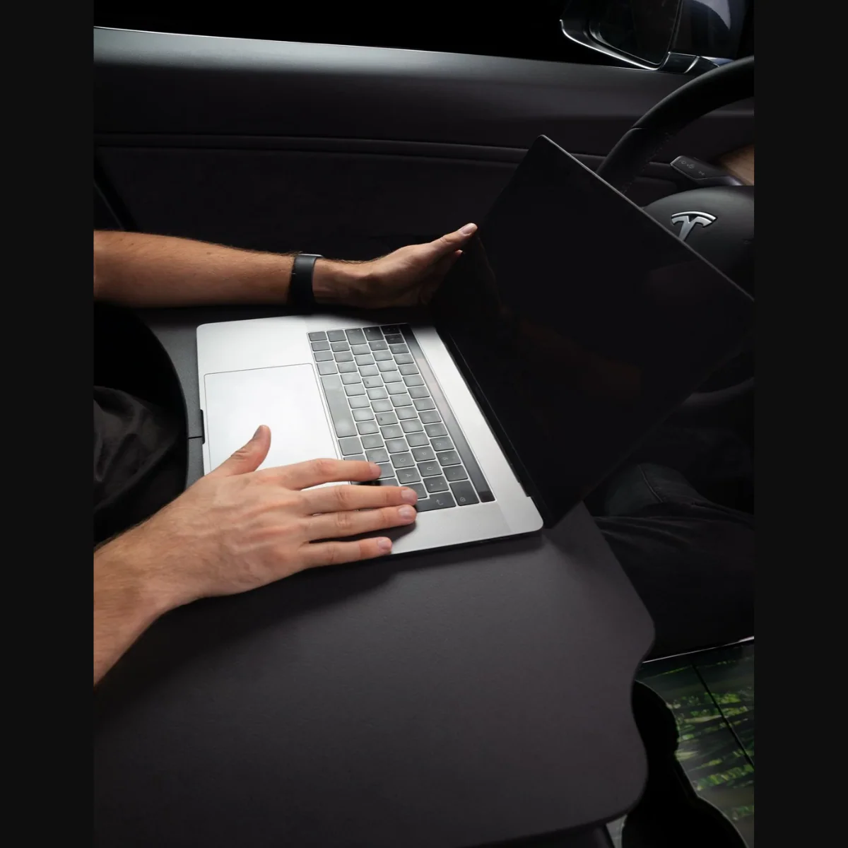 Tesla Model 3 Stuurtafel: Jouw Luxe Mobiele Werktafel en Laptophouder voor Onderweg! - Image 2