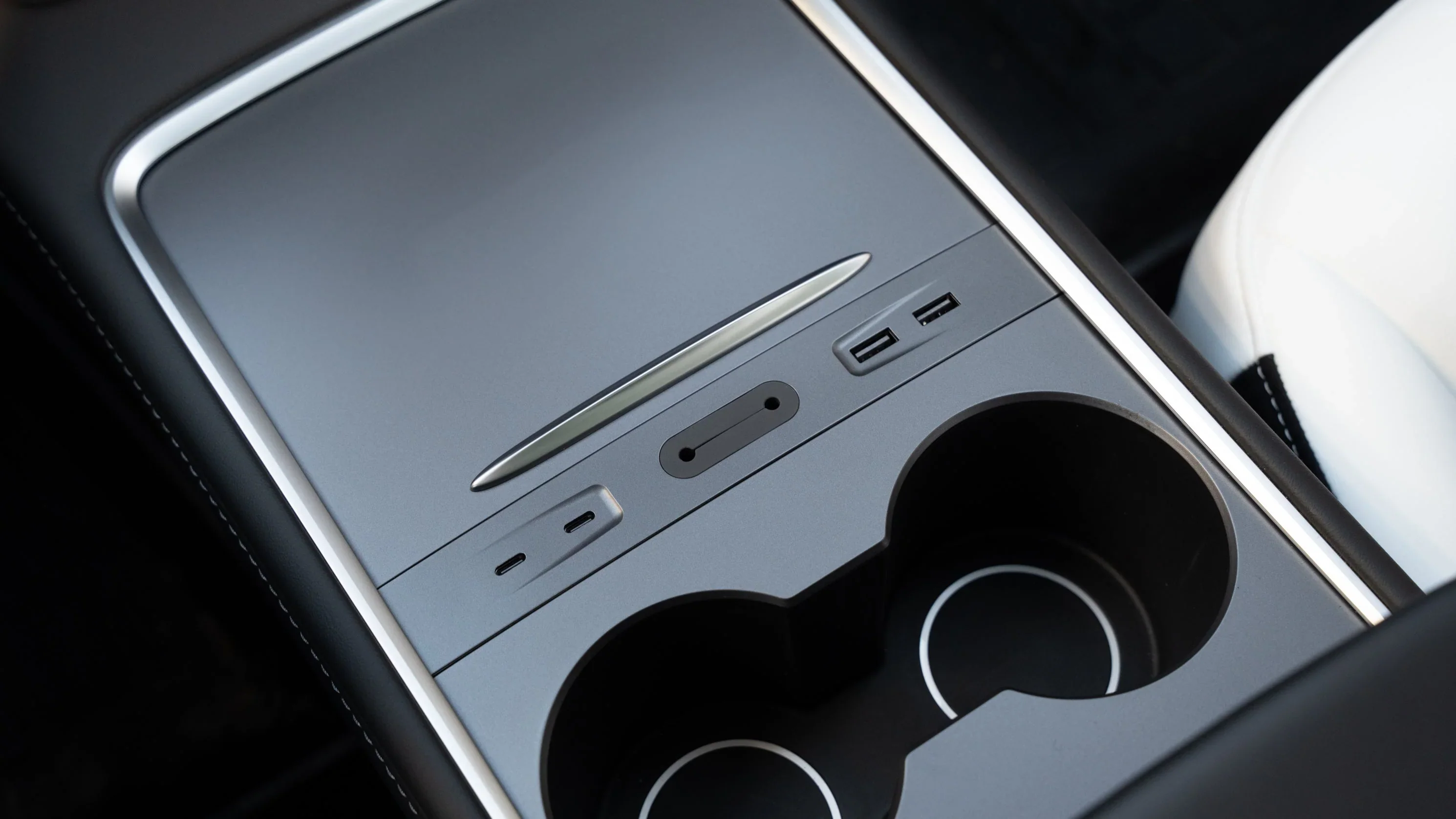 Tesla Model Y USB Hub - Oplader & USB-C Hub voor Middenconsole - Image 2